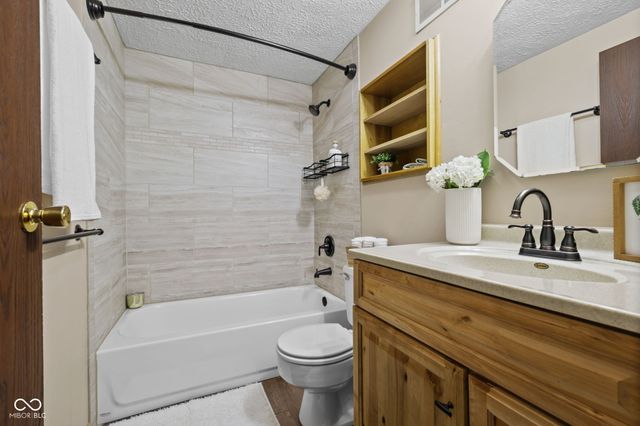 525 N Greenbriar Drive, Greenwood, IN 46142