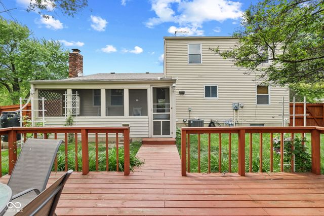 525 N Greenbriar Drive, Greenwood, IN 46142