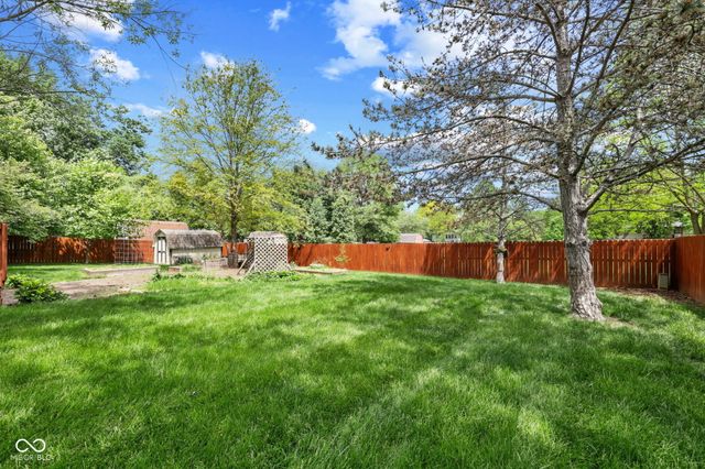 525 N Greenbriar Drive, Greenwood, IN 46142
