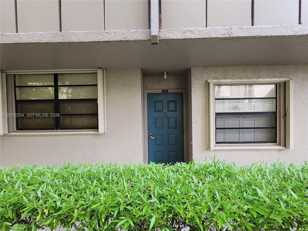 900 Colony Point Cir 107, Pembroke Pines, FL 33026