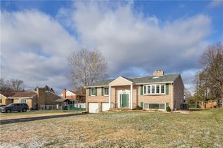 221 Roxbury Dr, Hempfield Twp, PA 15601