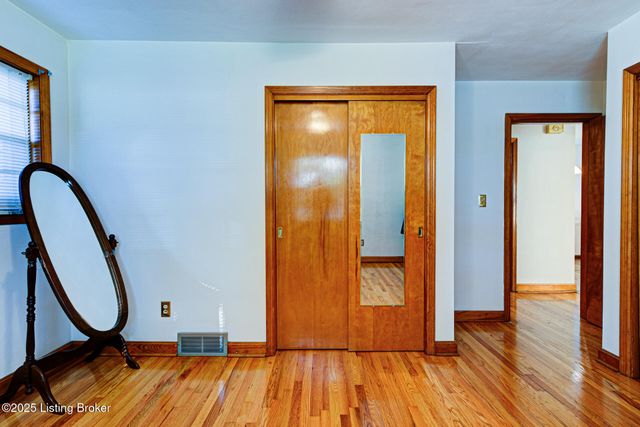 4822 Dover Rd, Louisville, KY 40216