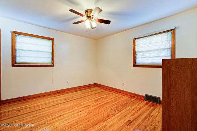4822 Dover Rd, Louisville, KY 40216