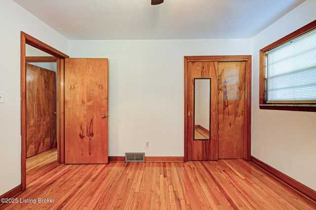 4822 Dover Rd, Louisville, KY 40216