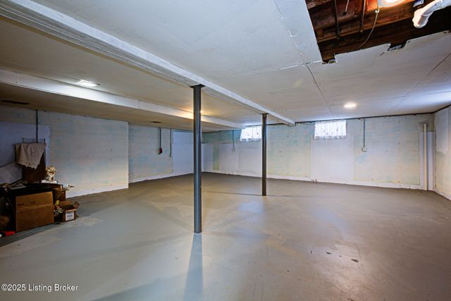 4822 Dover Rd, Louisville, KY 40216