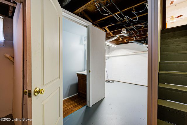 4822 Dover Rd, Louisville, KY 40216