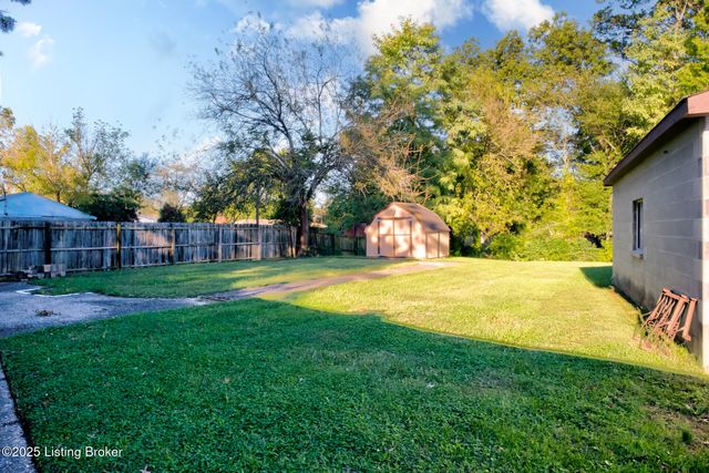 4822 Dover Rd, Louisville, KY 40216