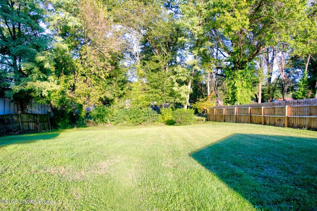 4822 Dover Rd, Louisville, KY 40216