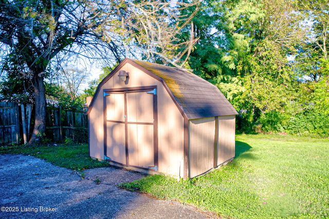 4822 Dover Rd, Louisville, KY 40216