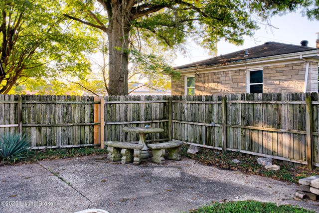 4822 Dover Rd, Louisville, KY 40216