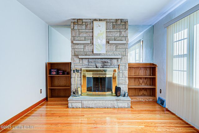 4822 Dover Rd, Louisville, KY 40216