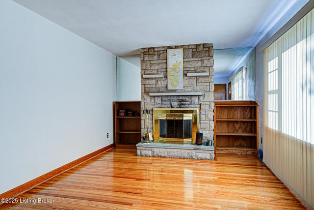 4822 Dover Rd, Louisville, KY 40216