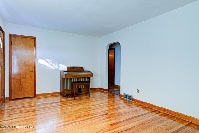 4822 Dover Rd, Louisville, KY 40216