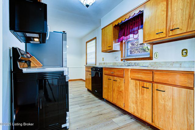 4822 Dover Rd, Louisville, KY 40216