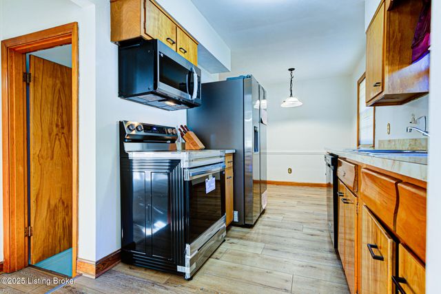 4822 Dover Rd, Louisville, KY 40216
