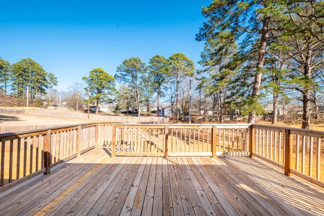 1811 E Lakeview Drive, Benton, AR 72015
