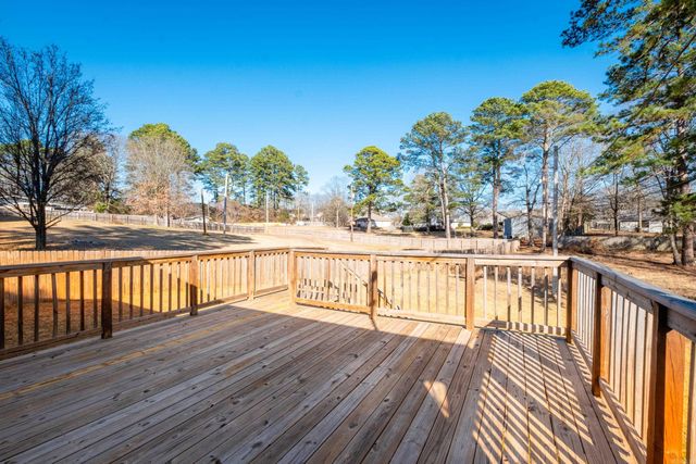 1811 E Lakeview Drive, Benton, AR 72015