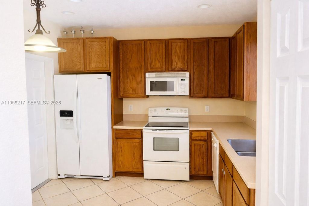 Image 7 of property listing at 9620 Roundstone CIR, Other City - In The State Of Florida, FL 33967