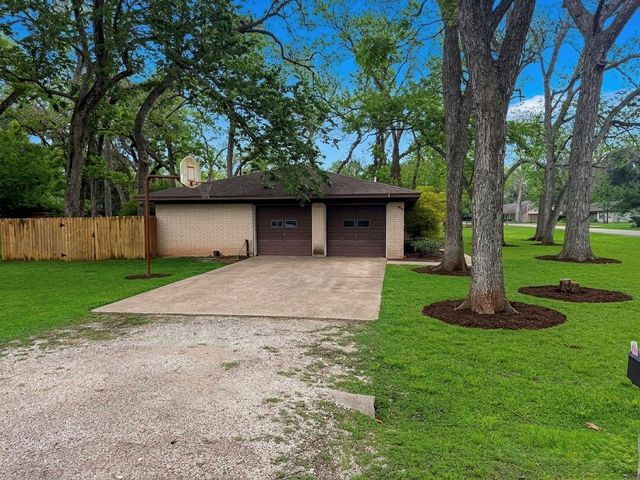 213 Van Winkle Street, Lake Jackson, TX 77566