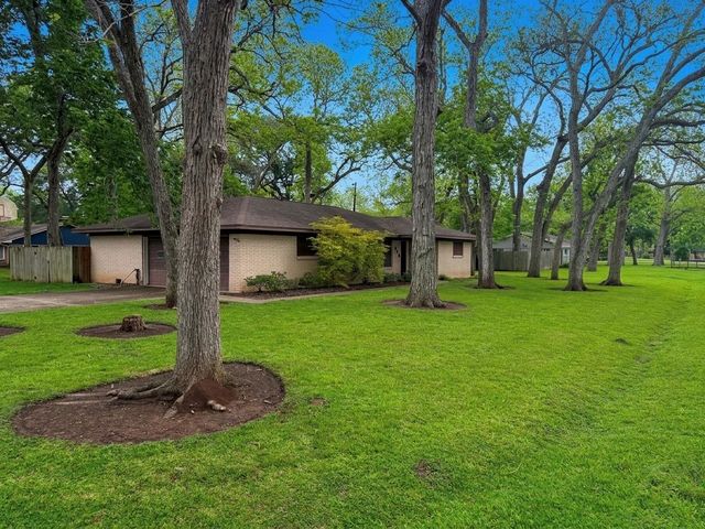 213 Van Winkle Street, Lake Jackson, TX 77566