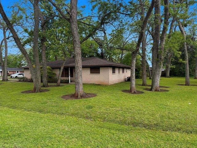 213 Van Winkle Street, Lake Jackson, TX 77566