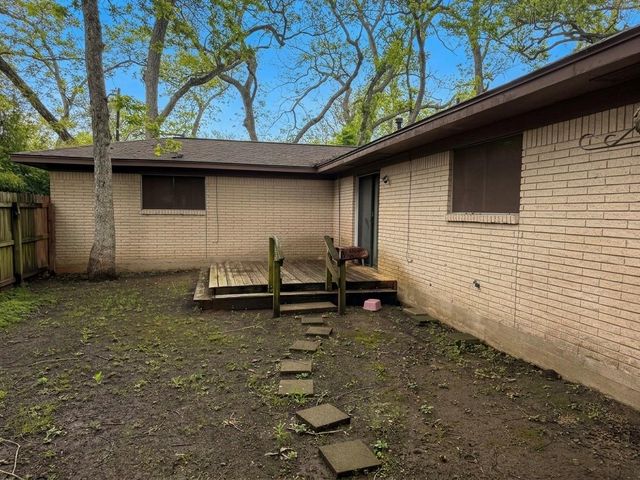 213 Van Winkle Street, Lake Jackson, TX 77566