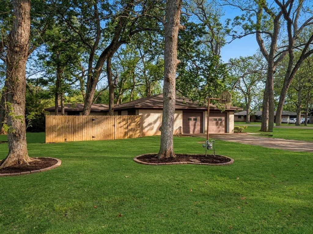 213 Van Winkle Street, Lake Jackson, TX 77566