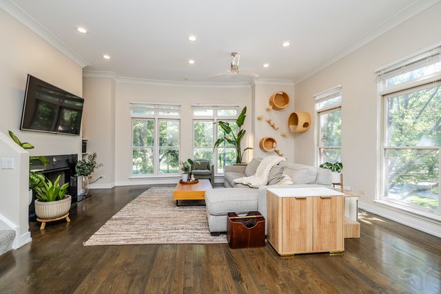 831 W 14th Place, Chicago, IL 60608