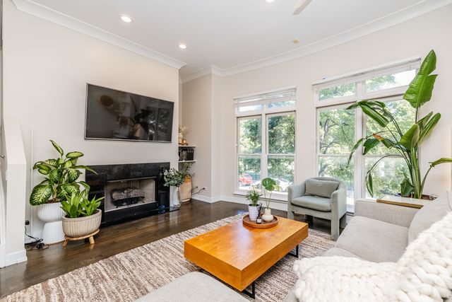 831 W 14th Place, Chicago, IL 60608