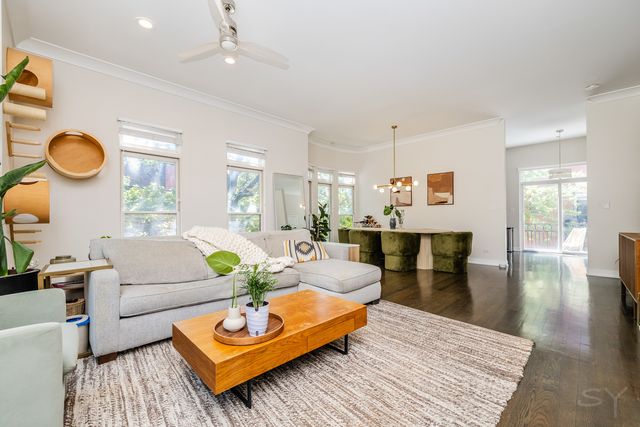 831 W 14th Place, Chicago, IL 60608