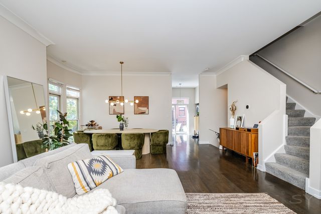 831 W 14th Place, Chicago, IL 60608