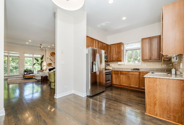 831 W 14th Place, Chicago, IL 60608