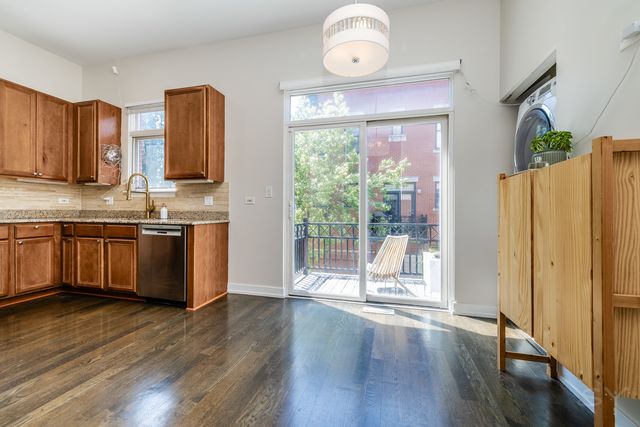 831 W 14th Place, Chicago, IL 60608