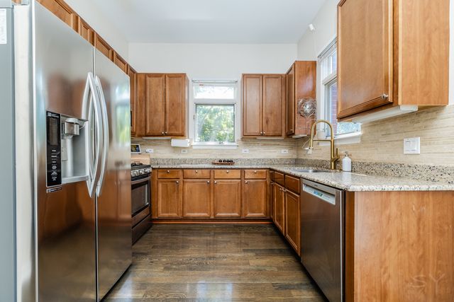 831 W 14th Place, Chicago, IL 60608