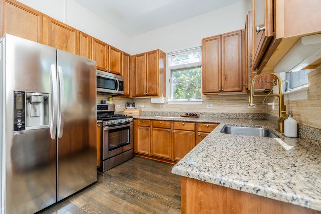 831 W 14th Place, Chicago, IL 60608