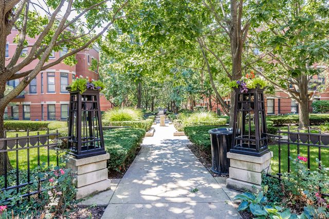 831 W 14th Place, Chicago, IL 60608