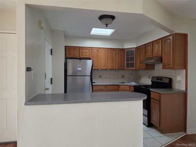61-25 75th Street 2Fl, Middle Village, NY 11379