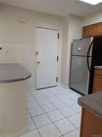 61-25 75th Street 2Fl, Middle Village, NY 11379