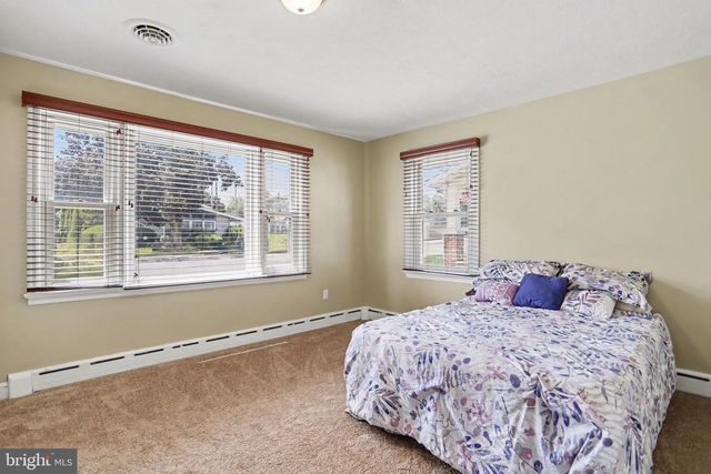 33 N QUEEN ST, Dover, PA 17315