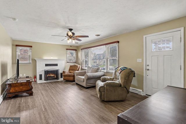 33 N QUEEN ST, Dover, PA 17315