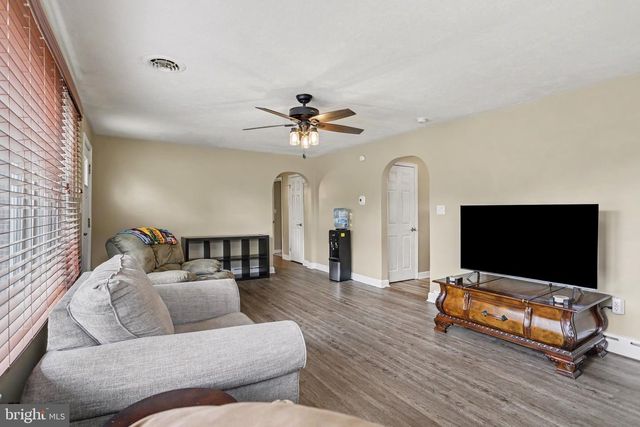 33 N QUEEN ST, Dover, PA 17315