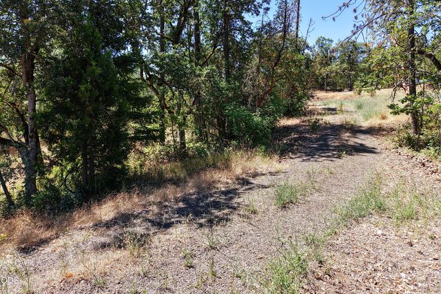 555 Hudspeth Lane, Shady Cove, OR 97539