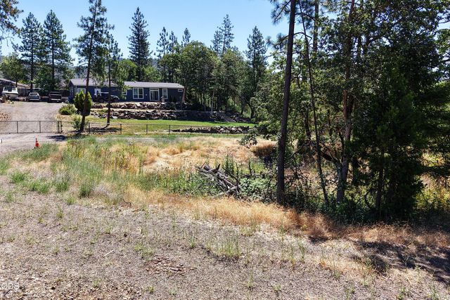 555 Hudspeth Lane, Shady Cove, OR 97539