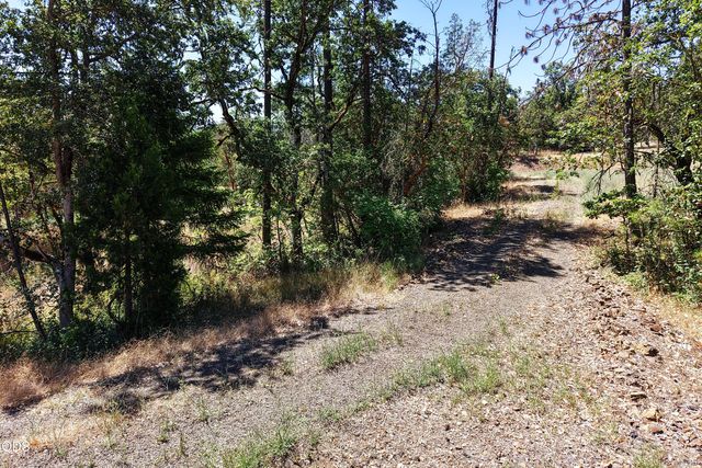 555 Hudspeth Lane, Shady Cove, OR 97539
