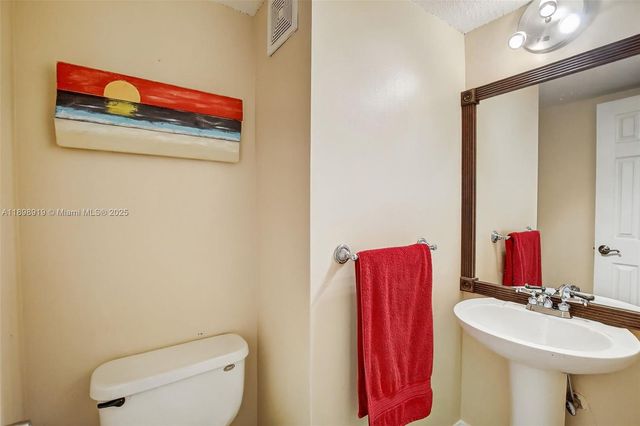 9012 Vineyard Lake Dr, Plantation, FL 33324