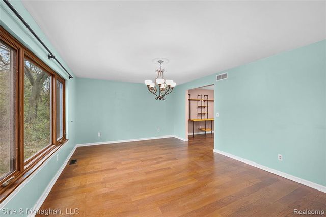 550 Hillcliff Drive, Waterford, MI 48328