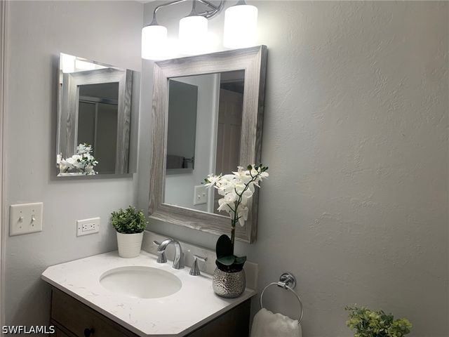 8715 Charter Club CIR 4, Fort Myers, FL 33919