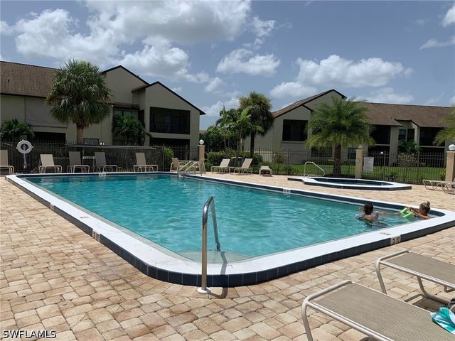 8715 Charter Club CIR 4, Fort Myers, FL 33919