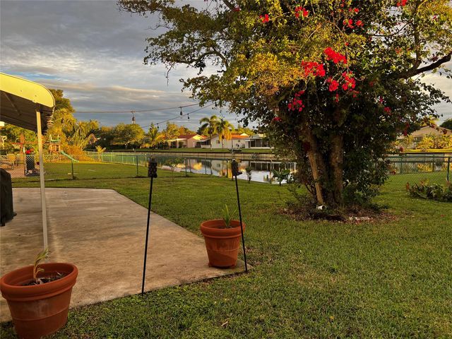 9602 NW 72nd St, Tamarac, FL 33321