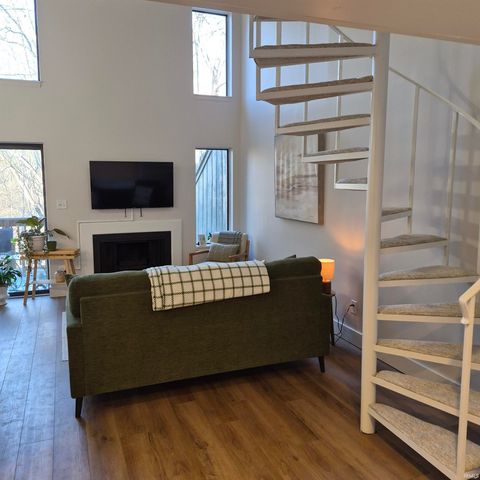 9008 S Pointe Ridge Lane, Bloomington, IN 47401